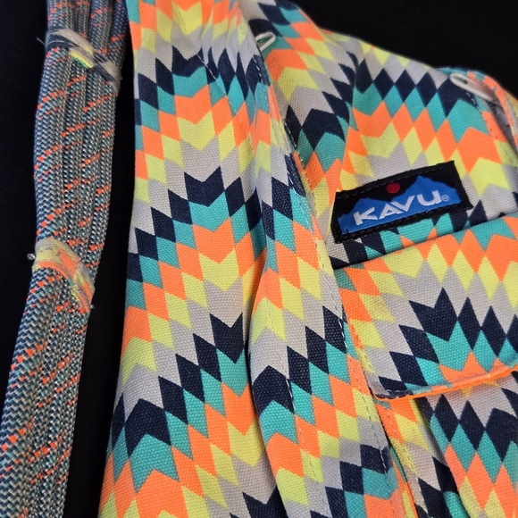 KAVU Chevron Sling Bag Orange Teal Yellow Backpack Purse Zipper - Picture 3 of 9